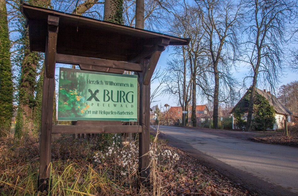 Ortsschild im Spreewald im Hintergrund eine Straße